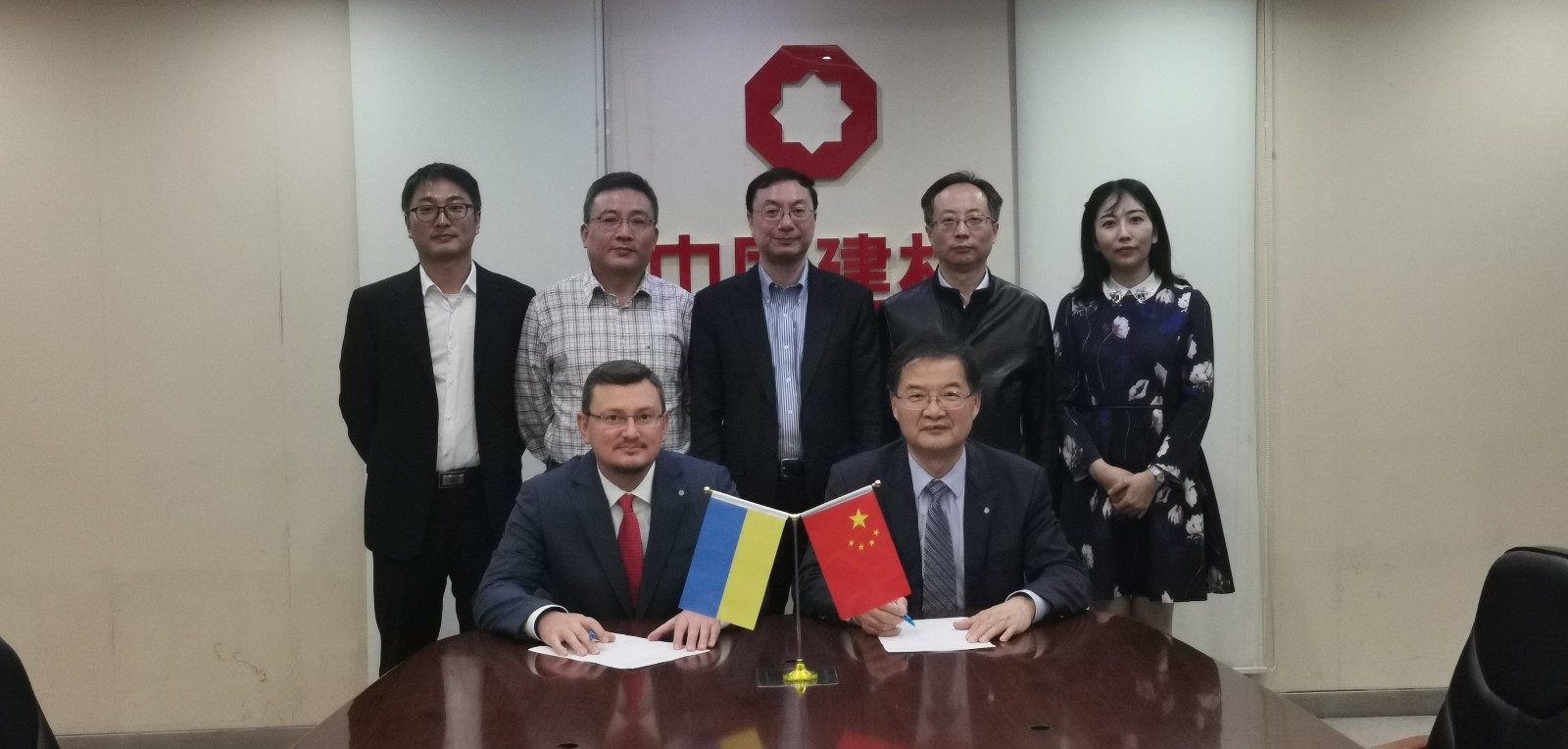 191111尊龙人生就是博ag旗舰厅工程集团签署乌克兰600td浮法玻璃总包条约.jpg